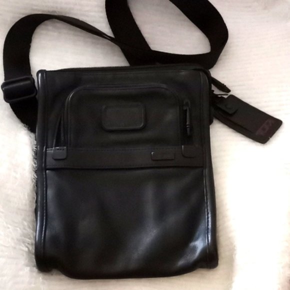 Tumi Handbags - Tumi leather crossbody